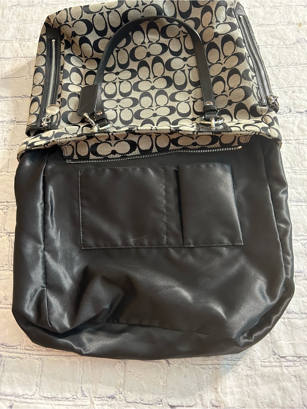 COACH GALLERY NS ZIPPER TOTE SIGNATURE CANVAS BLACK LEATHER/ GREY SIDE POCKETS - Picture 7 of 13